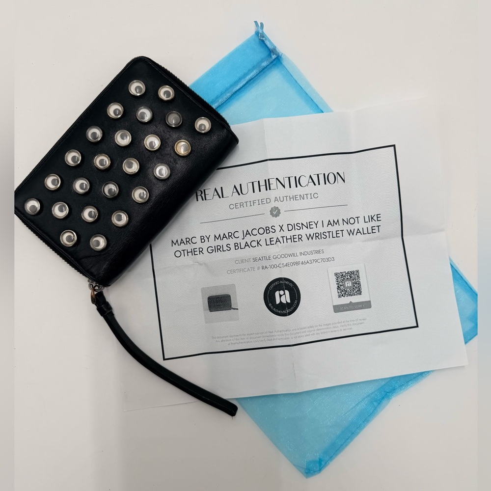 Marc by Marc Jacobs x Disney “I am not like other girls” Black Leather Wristlet - Picture 2 of 9